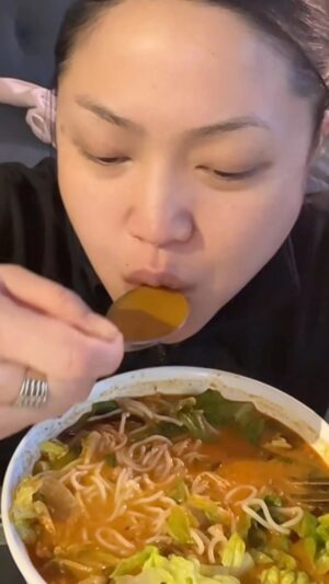 Ae Southammavong Instagram - Do y’all take a whiff of the kapi (shrimp paste) every time you open it up??? Cuz I do and I love it here 🥰🤣 #shrimppaste #khaopoon #noodlesoup #laofood #khmerfood #delish #wintertime #soupseason #soup #hotsoup #souprecipe #currynoodle #laofoodmovement #laochef #dinner #dinneralone #solo