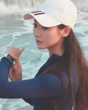 Aggie Hsieh Instagram - Lately, I've been obsessed with this new Galaxy Fit3. It definitely exudes a sportier vibe compared to other products I've tried in the past! I love that it automatically tracks six workouts of your choice from 101 selections, making it super convenient. I used to find it annoying having to manually track every workout, which ended up with me not always tracking my activities. Another great upgrade is the battery performance, now lasting up to 13 days! I used to hate having to charge it every night, but now, with the extended battery life, I can happily track my sleep, which has interestingly become something I look forward to checking every morning 🤣 It's almost like being a student eagerly awaiting their sleep score/grade 🤣

I also appreciate the waterproof function a lot, so I don't have to worry about it getting wet at the beach, on river tracing trips, or even during rainy bike rides. A cute new feature is the camera remote, allowing you to take pictures on your phone with the Galaxy Fit3 ! This makes it easier to capture pictures for social media or get a group picture without needing someone to take it for you 🤣

The last feature I want to share is the fall detection. Remember a few months ago when I was outside an operating room? It was because my boyfriend fell and got injured riding a bicycle that day. Fortunately, I was there to help call a car to the emergency room. That experience reminded me that accidents really can't be predicted, and if he had this feature, it could have reduced the panic in that day. If you're also using the Galaxy Fit3, I recommend activating this feature asap!

最近，我對這款新的Galaxy Fit3推坑了。它跟我以前使用過的其他產品相比真的很不一樣，Galaxy Fit3 的1.6吋方形大螢幕讓我再運動的時使用更加方便了！我喜歡它可以自動跟蹤你從101個選項中選擇的6項運動訓練，真的非常方便。
過去，我常常覺得每次訓練都要手動打開它有點煩人，因為很多時候都會讓我無法跟蹤我的所有活動。另一個很棒的升級是它可以持續長達13天的電量！不用再像過去一樣每晚都要給手環充電，還可以很穩定的追蹤我的睡眠狀態，成為我每天早上起床第一個期待看到的事情 ， 讓我像一個學生急切地等待他們的睡眠分數/等級一樣 🤣

另外我也很推薦它的防水功能，讓我不必擔心在海灘、溯溪旅行或甚至在雨天騎自行車時它會被弄濕了。還有一個可愛的新功能是以 Galaxy Fit3 遙控手機相機的拍照功能，自拍或是與很多朋友拍團體照時也可以不需要找其他人來為你拍攝 🤣

最後要分享的功能是智慧跌倒偵測。還記得我前幾個月的時候在手術室外？是因為當天跟男友騎腳踏車時，他不小心摔倒受傷。幸好我那天也在，可以幫忙叫車去急救室。但那次的體驗也提醒了我，有些意外真的是無法預測，但這新功能的確是可以減少我當天的慌亂，如果你們也有購買這個手環，也推薦大家立刻開啟這個功能吧！

#Samsung
#GalaxyFit3
#TeamGalaxy