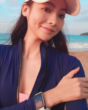 Aggie Hsieh Instagram - Lately, I've been obsessed with this new Galaxy Fit3. It definitely exudes a sportier vibe compared to other products I've tried in the past! I love that it automatically tracks six workouts of your choice from 101 selections, making it super convenient. I used to find it annoying having to manually track every workout, which ended up with me not always tracking my activities. Another great upgrade is the battery performance, now lasting up to 13 days! I used to hate having to charge it every night, but now, with the extended battery life, I can happily track my sleep, which has interestingly become something I look forward to checking every morning 🤣 It's almost like being a student eagerly awaiting their sleep score/grade 🤣

I also appreciate the waterproof function a lot, so I don't have to worry about it getting wet at the beach, on river tracing trips, or even during rainy bike rides. A cute new feature is the camera remote, allowing you to take pictures on your phone with the Galaxy Fit3 ! This makes it easier to capture pictures for social media or get a group picture without needing someone to take it for you 🤣

The last feature I want to share is the fall detection. Remember a few months ago when I was outside an operating room? It was because my boyfriend fell and got injured riding a bicycle that day. Fortunately, I was there to help call a car to the emergency room. That experience reminded me that accidents really can't be predicted, and if he had this feature, it could have reduced the panic in that day. If you're also using the Galaxy Fit3, I recommend activating this feature asap!

最近，我對這款新的Galaxy Fit3推坑了。它跟我以前使用過的其他產品相比真的很不一樣，Galaxy Fit3 的1.6吋方形大螢幕讓我再運動的時使用更加方便了！我喜歡它可以自動跟蹤你從101個選項中選擇的6項運動訓練，真的非常方便。
過去，我常常覺得每次訓練都要手動打開它有點煩人，因為很多時候都會讓我無法跟蹤我的所有活動。另一個很棒的升級是它可以持續長達13天的電量！不用再像過去一樣每晚都要給手環充電，還可以很穩定的追蹤我的睡眠狀態，成為我每天早上起床第一個期待看到的事情 ， 讓我像一個學生急切地等待他們的睡眠分數/等級一樣 🤣

另外我也很推薦它的防水功能，讓我不必擔心在海灘、溯溪旅行或甚至在雨天騎自行車時它會被弄濕了。還有一個可愛的新功能是以 Galaxy Fit3 遙控手機相機的拍照功能，自拍或是與很多朋友拍團體照時也可以不需要找其他人來為你拍攝 🤣

最後要分享的功能是智慧跌倒偵測。還記得我前幾個月的時候在手術室外？是因為當天跟男友騎腳踏車時，他不小心摔倒受傷。幸好我那天也在，可以幫忙叫車去急救室。但那次的體驗也提醒了我，有些意外真的是無法預測，但這新功能的確是可以減少我當天的慌亂，如果你們也有購買這個手環，也推薦大家立刻開啟這個功能吧！

#Samsung
#GalaxyFit3
#TeamGalaxy