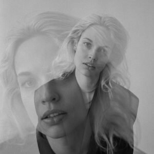Aggy K. Adams Instagram - Double trouble 🤍🖤
By @andreiruncanu and @babalunastore @irina__marinescu 
#shootfilm