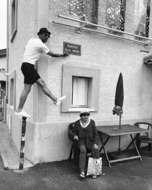 Agnès Varda Instagram - @jr essaye de décrocher ma plaque à la Pointe courte