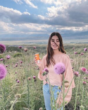 Agustina Cordova Instagram - Pausar esta caminata, para actualizar el protector solar con este paisaje es un lujo.
Mendoza es la tierra del sol 🌞 (sí, también del buen vino) Por eso siempre en mi cartera llevo el protector Fluido Ultra Mat Perfect FPS 50  de @eauthermaleaveneargentina que es liviano, matificante y anti brillo, mi gran aliado de todos los días! ✨
Además, también viene con color! 
.
Uds que tipo de protección prefieren? Spray, compacto o crema? Con color o sin? 🧴
.
#Avenetecuida