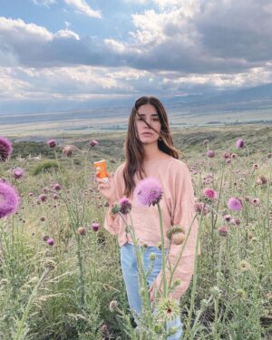 Agustina Cordova Instagram - Pausar esta caminata, para actualizar el protector solar con este paisaje es un lujo.
Mendoza es la tierra del sol 🌞 (sí, también del buen vino) Por eso siempre en mi cartera llevo el protector Fluido Ultra Mat Perfect FPS 50  de @eauthermaleaveneargentina que es liviano, matificante y anti brillo, mi gran aliado de todos los días! ✨
Además, también viene con color! 
.
Uds que tipo de protección prefieren? Spray, compacto o crema? Con color o sin? 🧴
.
#Avenetecuida