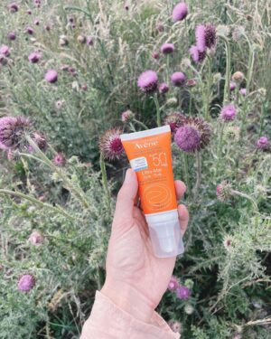 Agustina Cordova Instagram - Pausar esta caminata, para actualizar el protector solar con este paisaje es un lujo.
Mendoza es la tierra del sol 🌞 (sí, también del buen vino) Por eso siempre en mi cartera llevo el protector Fluido Ultra Mat Perfect FPS 50  de @eauthermaleaveneargentina que es liviano, matificante y anti brillo, mi gran aliado de todos los días! ✨
Además, también viene con color! 
.
Uds que tipo de protección prefieren? Spray, compacto o crema? Con color o sin? 🧴
.
#Avenetecuida