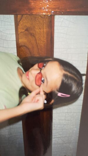 Agustina Suásquita Instagram - Hoy es mi cumpleaños y me pareció buena idea revelar el back de “Estoy saliendo con un chabomm”, video que constituye el comienzo de mi yo, de mi carisma, mi oficio actoral, mi glamour y mi autoexigencia. Hoy cumplo 32 años y me alegra saber que mantengo intacta a esa niña. Salud! 🥂 *toma su cartera y su saco y se va*