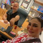 Ahlam Hassan Instagram - الحمدالله على كل شي كان موعدي مع دكتور رمزان في تركيا لعملية البدي كنتور - شد الجفون العلويه - تذويب اللغلوغ - حقن فيتامين للوجه كذلك عمل نحت الخد لاختي وازالة الدهون والفيلر القديم شغله على مستوى عالي من الدقه والاهتمام الطاقم اللي معاه المتمثل بالسيده اسيل تتكلم العربيه وتسهل لكم كل اموركم انصح عند دكتور رمزان - لا تطوفون شغله @drramazanguler ❤️❤️❤️