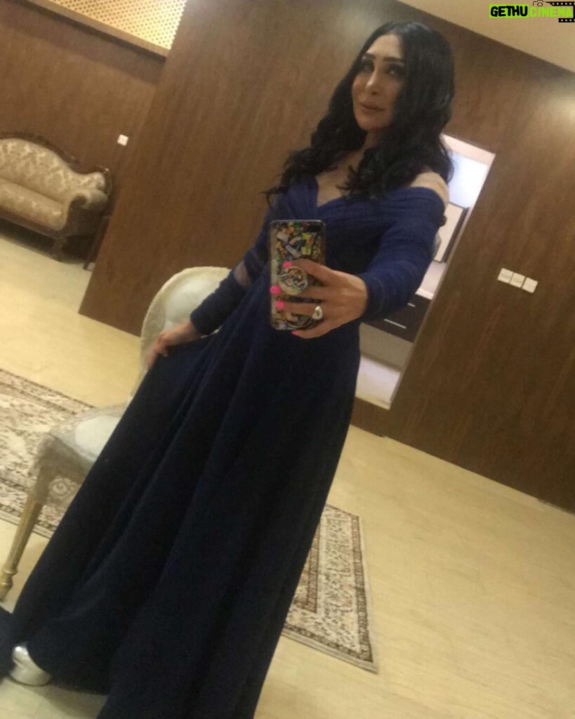 Ahlam Hassan Instagram - شكراا للميكب آرتست خلود الشمري ❤️❤️❤️ شكراا لخبيرة التساريح ايمان ♥️♥️♥️ واللي ما استغنى عنها دوم مصممة الازياء المبدعه نجوى الفضلي ❤️❤️❤️❤️❤️ لوك عرس حبيبة قلبي وبنتي الحلوه هنوف الكندري @khluood_artist @iman_hair_style @najwaalfadhli يا جماعه كلش ما نتشابه انا والفنانه الجميله نور الغندور الله يحفظها 🙏🏻 شلون شفتي الشبهه ما ادري 😂😂