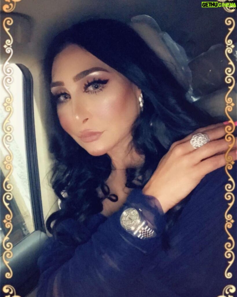 Ahlam Hassan Instagram - شكراا للميكب آرتست خلود الشمري ❤️❤️❤️ شكراا لخبيرة التساريح ايمان ♥️♥️♥️ واللي ما استغنى عنها دوم مصممة الازياء المبدعه نجوى الفضلي ❤️❤️❤️❤️❤️ لوك عرس حبيبة قلبي وبنتي الحلوه هنوف الكندري @khluood_artist @iman_hair_style @najwaalfadhli يا جماعه كلش ما نتشابه انا والفنانه الجميله نور الغندور الله يحفظها 🙏🏻 شلون شفتي الشبهه ما ادري 😂😂