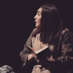 Ahlam Hassan Instagram - حلم تحقق من مسج مؤلف له مكانته وثق بقدراتي وقبل التحدي فرقة افتحت ذراعها للعمل مخرج تحدى معاي الواقع قروب أمن ووثق بقائد العمل شكرا لكم جميعا ..حققتم ما كنت اهدف إليه .. شكرا يا رب على هذه النعمه الصدق .. الحب .. الاخلاص شعار مسرحية طاهره اشكر ربي العالمين على كل عطاياه سلامي لطهاره تذبح من ملكها شكرا للمبدعه سميره العوضي على هالصور الجميله @sameera_alawadi
