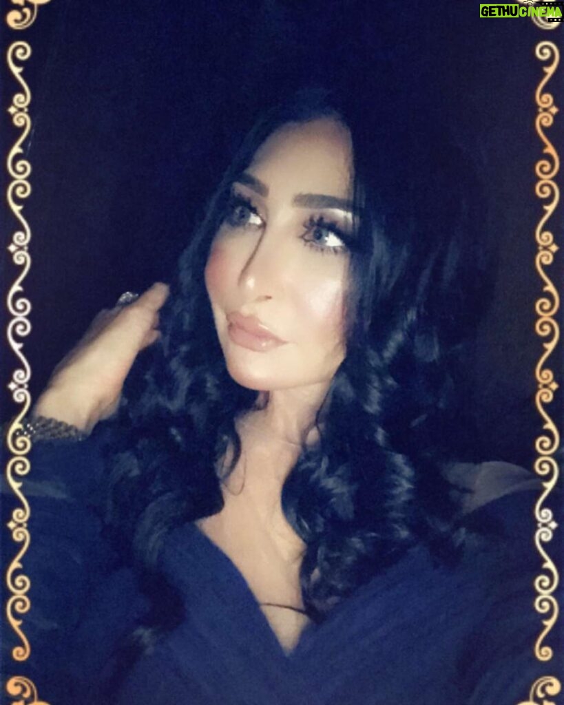 Ahlam Hassan Instagram - شكراا للميكب آرتست خلود الشمري ❤️❤️❤️ شكراا لخبيرة التساريح ايمان ♥️♥️♥️ واللي ما استغنى عنها دوم مصممة الازياء المبدعه نجوى الفضلي ❤️❤️❤️❤️❤️ لوك عرس حبيبة قلبي وبنتي الحلوه هنوف الكندري @khluood_artist @iman_hair_style @najwaalfadhli يا جماعه كلش ما نتشابه انا والفنانه الجميله نور الغندور الله يحفظها 🙏🏻 شلون شفتي الشبهه ما ادري 😂😂