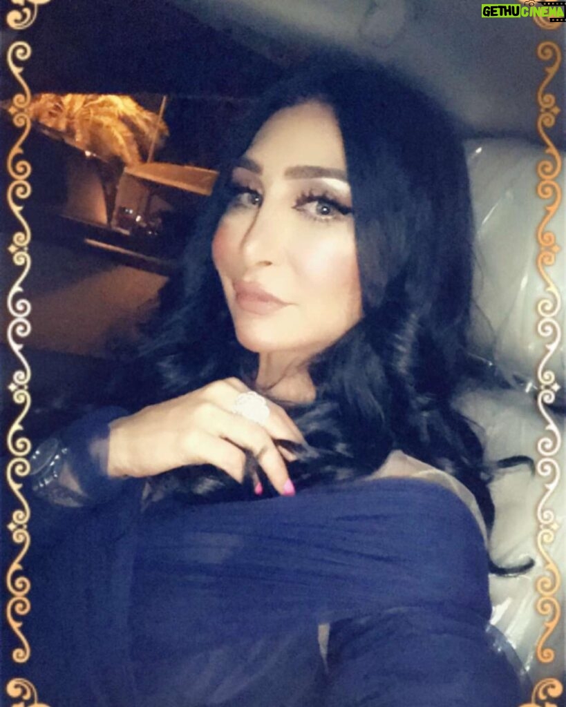 Ahlam Hassan Instagram - شكراا للميكب آرتست خلود الشمري ❤️❤️❤️ شكراا لخبيرة التساريح ايمان ♥️♥️♥️ واللي ما استغنى عنها دوم مصممة الازياء المبدعه نجوى الفضلي ❤️❤️❤️❤️❤️ لوك عرس حبيبة قلبي وبنتي الحلوه هنوف الكندري @khluood_artist @iman_hair_style @najwaalfadhli يا جماعه كلش ما نتشابه انا والفنانه الجميله نور الغندور الله يحفظها 🙏🏻 شلون شفتي الشبهه ما ادري 😂😂