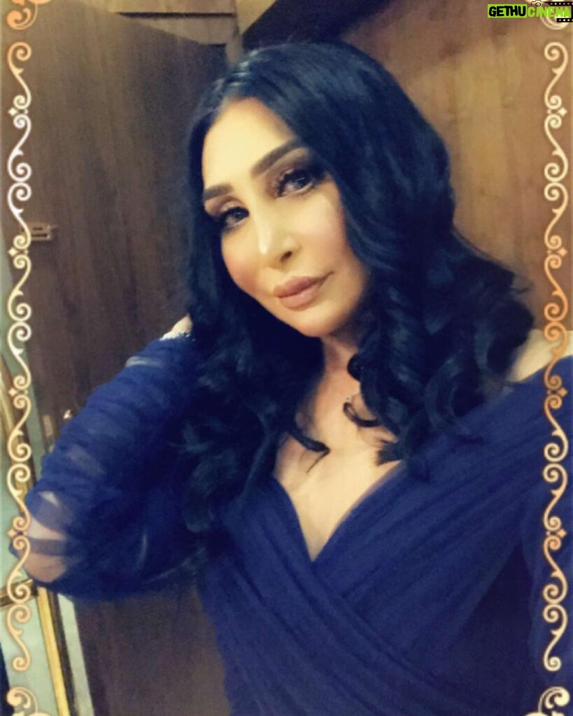 Ahlam Hassan Instagram - شكراا للميكب آرتست خلود الشمري ❤️❤️❤️ شكراا لخبيرة التساريح ايمان ♥️♥️♥️ واللي ما استغنى عنها دوم مصممة الازياء المبدعه نجوى الفضلي ❤️❤️❤️❤️❤️ لوك عرس حبيبة قلبي وبنتي الحلوه هنوف الكندري @khluood_artist @iman_hair_style @najwaalfadhli يا جماعه كلش ما نتشابه انا والفنانه الجميله نور الغندور الله يحفظها 🙏🏻 شلون شفتي الشبهه ما ادري 😂😂