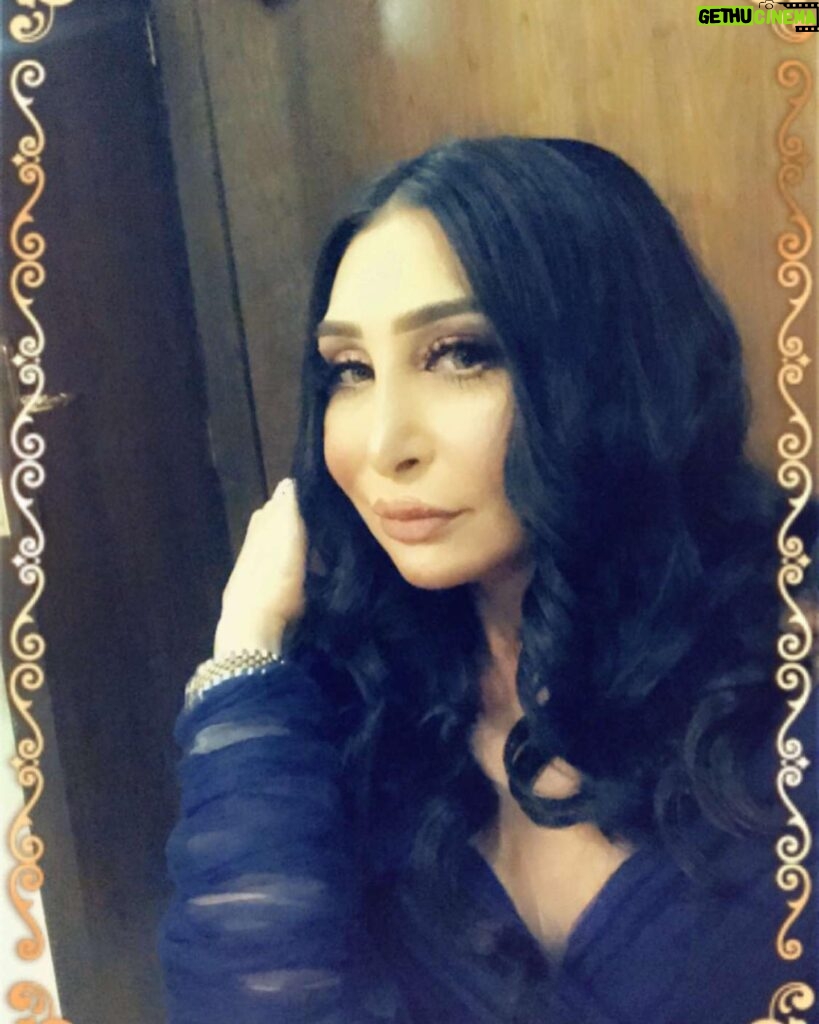 Ahlam Hassan Instagram - شكراا للميكب آرتست خلود الشمري ❤️❤️❤️ شكراا لخبيرة التساريح ايمان ♥️♥️♥️ واللي ما استغنى عنها دوم مصممة الازياء المبدعه نجوى الفضلي ❤️❤️❤️❤️❤️ لوك عرس حبيبة قلبي وبنتي الحلوه هنوف الكندري @khluood_artist @iman_hair_style @najwaalfadhli يا جماعه كلش ما نتشابه انا والفنانه الجميله نور الغندور الله يحفظها 🙏🏻 شلون شفتي الشبهه ما ادري 😂😂