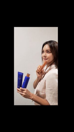Ahn Hyun-mo Instagram - 머릿결은 쪼끔만 신경쓰고 쪼끔만 관리하고 쪼끔만 투자하면 이렇게 확 좋아지는구나!
#아우구스티누스바더 헤어컬렉션 덕분에 찰랑찰랑 환골탈태 
@augustinusbader.kr 제품 감사해요 💙
#더리치샴푸 #더리치컨디셔너 더스칼프트리트먼트 
(영상 보니 주말에 뿌염은 해야겠네 ㅎ)