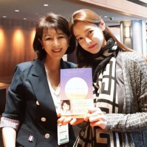 Ahn Hyun-mo Instagram - 워라밸도 좋지만 열정을 바쳐 공부와 일에 몰두하는 것도 삶을 단단하게 만드는 중요한 자기 연마의 경험이라는 말. 
그리고 일을 위한 공부가 결국엔 삶을 위한 공부이자 인격이 된다는 말에 백프로 공감하며.
공부는 재미없고 쓸데없는 것이라는 세상의 편견과 놀림에 맞서(!) 
평생을 배우고 공부하고 싶은 나와 우리가 틀리지 않았다는 
위안을 얻은 책
#베테랑의공부 
한글자 한글자 절절히 추천합니다! 📚