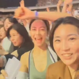 Ahn Hyun-mo Instagram - 핫팩을 손에 들고 #찰리푸스 공연을 보며
아침에 지나가다 발견한 백화점 앞 트리장식과
불과 넉달전 뜨거웠던 #브루노마스 공연을 생각했다.
여름내 더워서 못살것 같던 집이
고작 몇주만에 싸늘하게 식은 눈빛으로
오랜만에 돌아온 주인을 낯설게 만드는
시간이라는 존재.
너의 방향을 내가 거스를순 없겠지만
적어도 너와 내가 속도는 맞았으면..
 
Please be kind to me, time ⏳️

#throwback to #June when the air around us was #warmer