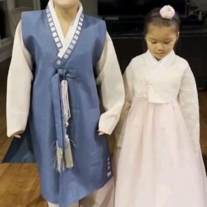 Ahn Hyun-mo Instagram - 나에게 명절의 최대 기쁨은 조카들 요런 재롱 보는 낙 ❤️
모두들 #희희낙락 한 연휴 보내세요~🌝
Have a great #chuseok (Korean thanksgiving) holiday everyone! 💋
