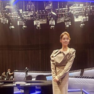 Ahn Hyun-mo Instagram - 어떤분이 실수로 #스모킹걸 잘 보고 있다고 하셔서 😆
순간 상상해보니 #스모킹걸 도 굉장히 다르게 재미있을거 같았지만 🤭
제가 하고 있는건 #스모킹건 입니다 🙂