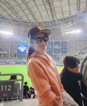 Ahn Hyun-mo Instagram - Let the 2024 #Seoul #Series begin!
왼손은 팀코리아를 오른손은 빠드레스를 응원한 
오랜만의 야구장 나들이 ⚾️