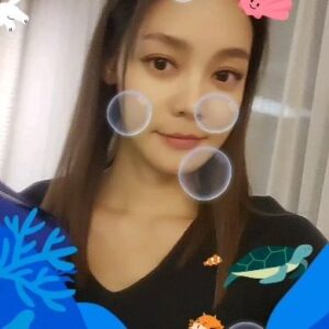 Ahn Hyun-mo Instagram - 이미 몇병을 탈탈 털어서 비운 💧
독일 프리미엄 뷰티브랜드 #아우구스티누스바더 와
2024년을 함께할 #AB크루 가 되었습니다. 
청용의 해에 딱 맞는 청색병의 마법 기대할게요~!
#제품협찬 #더리치크림 💙