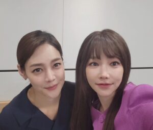 Ahn Hyun-mo Instagram - "현모야 너 너무 웃겨.
넌 장르가 블랙코메디야!"

내 유머감성을 단번에 알아봐준 유리언니
유리같이 맑고 예쁜 얼굴 위로 
매회 유리같은 눈물을 그렁그렁..
#스모킹건 으로 합을 맞춘 감사한 인연 💕