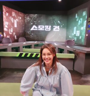 Ahn Hyun-mo Instagram - 다래끼가 일주일 넘게 낫질않아서 
요즘 할수없이 안경끼고 촬영하고 있어요 ㅜ
나중에 #의미심장 #의미맹장 #의미간콩팥 
모 이런말들 나올까봐 사전 양해를 구합니다 🤣
월요일에 잘하는 병원가서 재절개 하기로 했어요 😬