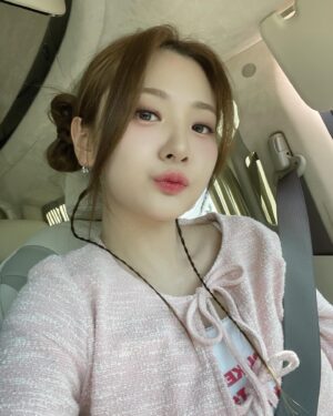 Ahn Ji-young Instagram - 선생님 최대한 young하게 해쥬새오.. 🫧🫧