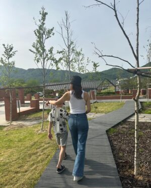 Ahn Sun-Young Instagram - 이제 제법 뒷태가 소년같은 
#40세연하남👦🏻 

할수 있을때 최대한 손잡고 많이 다녀야하는데🥹

#소중하고감사한너와의시간
#사랑해바로야❤