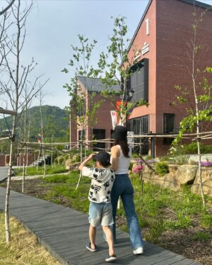 Ahn Sun-Young Instagram - 이제 제법 뒷태가 소년같은 
#40세연하남👦🏻 

할수 있을때 최대한 손잡고 많이 다녀야하는데🥹

#소중하고감사한너와의시간
#사랑해바로야❤