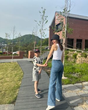 Ahn Sun-Young Instagram - 이제 제법 뒷태가 소년같은 
#40세연하남👦🏻 

할수 있을때 최대한 손잡고 많이 다녀야하는데🥹

#소중하고감사한너와의시간
#사랑해바로야❤