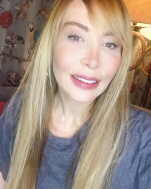 Ahu Sungur Instagram - Hoş geldin sarım 🌟🌼 Özüm bu yapacak bir şey yok 😽 kendimi zorla başka kulvarlara sokmaya çalışmamın alemi yok.. Zaten siyaha da boyasam alem beni hep sarı görüyor ☺️ yalı kadını çizgime geri döndüm 🥳😽 emeğine sağlık canım @ibrhmylmz 🙏🏻💜