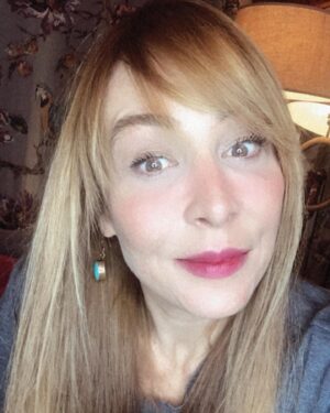 Ahu Sungur Instagram - Hoş geldin sarım 🌟🌼 Özüm bu yapacak bir şey yok 😽 kendimi zorla başka kulvarlara sokmaya çalışmamın alemi yok.. Zaten siyaha da boyasam alem beni hep sarı görüyor ☺️ yalı kadını çizgime geri döndüm 🥳😽 emeğine sağlık canım @ibrhmylmz 🙏🏻💜