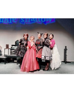 Ai Kayano Instagram - 「魔法少女育成計画 double shadow」
2日間4公演、無事に駆け抜けました〜〜！！
今回姉妹役で初共演のあみた👩🏼‍🤝‍👩🏻
とてもとても素敵なお芝居で、掛け合ってると自然とエーコになれました。
いっぱい泣いて叫んだ〜〜

なんじょる、みかこし、茅原さんという、心強い大好きなメンバーと一緒で楽しい2日間になりました！
お越しくださった皆さま、配信で見てくれた皆さま、本当にありがとうございました🙇‍♀️

かやろんのみんなも〜
お花ありがとうね〜！（茅）