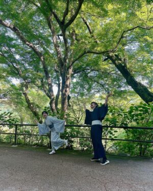 Ai Kayano Instagram - 源氏物語「玉鬘」朗読会🌿
奈良の長谷寺で玉鬘を演じさせて頂けるなんて…！
とても光栄でした☺️

前野さんがおちゃめなポーズに付き合ってくれましたので、お納めください。笑（茅）