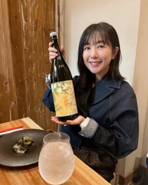 Ai Kayano Instagram - おとなの週末おふしょっと🍾

今回も食べすぎで本誌に載せきれなかったのでこちらに！
料理はもちろん、ちょっとしたインテリアまでセンスが光るお店でした✨
カトラリースタンドは店名ならでは。こちらもオシャレ！
猫村さん見つけたのもテンション上がったな〜！（茅）