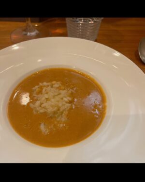 Ai Kayano Instagram - おとなの週末おふしょっと🍾

今回も食べすぎで本誌に載せきれなかったのでこちらに！
料理はもちろん、ちょっとしたインテリアまでセンスが光るお店でした✨
カトラリースタンドは店名ならでは。こちらもオシャレ！
猫村さん見つけたのもテンション上がったな〜！（茅）