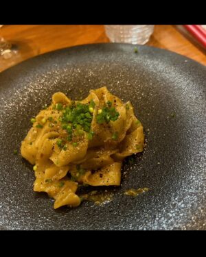 Ai Kayano Instagram - おとなの週末おふしょっと🍾

今回も食べすぎで本誌に載せきれなかったのでこちらに！
料理はもちろん、ちょっとしたインテリアまでセンスが光るお店でした✨
カトラリースタンドは店名ならでは。こちらもオシャレ！
猫村さん見つけたのもテンション上がったな〜！（茅）