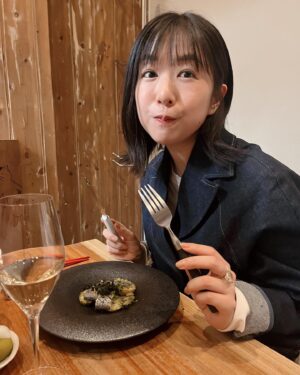 Ai Kayano Instagram - おとなの週末おふしょっと🍾

今回も食べすぎで本誌に載せきれなかったのでこちらに！
料理はもちろん、ちょっとしたインテリアまでセンスが光るお店でした✨
カトラリースタンドは店名ならでは。こちらもオシャレ！
猫村さん見つけたのもテンション上がったな〜！（茅）