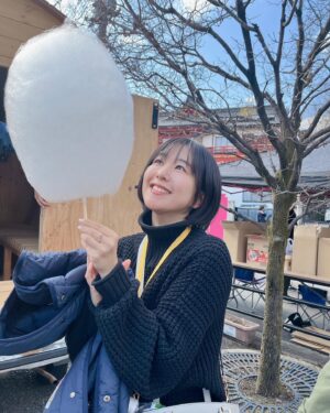 Ai Kayano Instagram - 私の好きなもの✨
「わたあめ」
見た目も味も可愛い…！
この真っ白で繭みたいな形がまたたまらないのです。

写真は秩父ウイスキー祭2024で見つけた大人のわたあめ🥃
おっきーい！（茅）