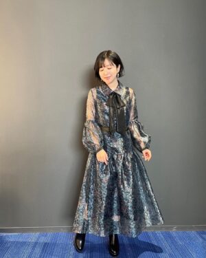 Ai Kayano Instagram - 無職転生イベント❣️
2公演とも楽しすぎました〜！
素敵なイベントスタッフさんに囲まれて、楽屋も含めて終始穏やかな雰囲気☺️
（ステージ上ではあんなに修羅場だったのに…笑）
そして何より、お客さんたちの笑顔にたくさん力をもらえました！
本当にありがとう！！

心から尊敬するこのメンバーとお仕事出来て、本当に嬉しい…！
良いものを皆さんにお届け出来るよう、アフレコ頑張らなくてはですね！

衣装はフィッツ先輩らしくダークグリーンでした🕶️✨
ワンピースのラインがとっても綺麗！
スタイリスト前田さんの素晴らしいチョイスにいつも感謝です🙏（茅）

ワンピース
@adelly.tokyo
アクセサリー
@osewaya_official