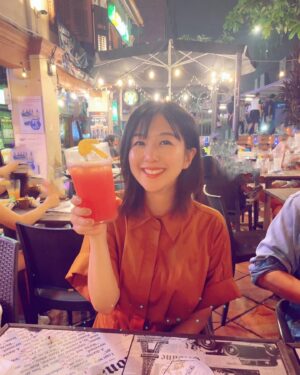 Ai Kayano Instagram - 無職転生ステージに出演する為、夕実ちゃんとシンガポールに行って来ました❣️

3回目とはいえ、久しぶりの海外にちょっぴりドキドキしていたのですが、ファンの皆さんが「おかえり〜！」って言ってくれた事で、すっかりリラックスして、楽しんでしまいました〜☺️
本当に本当にありがとう！！

イベントが楽しかったのはもちろん、美味しいごはんに観光に…
とっても充実した2日間でした🌿🍸
また会いましょう、シンガポール！！（茅）