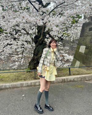Ai Moritaka Instagram - 桜を求め東京駅→皇居→千鳥ヶ淵→武道館
ひたすら歩いた1日でした🚶‍♀️🚶‍♀️🚶‍♀️🌸

#森高のお洋服