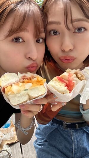 Ai Moritaka Instagram - りりとベーグル食べてきた🥯

平日の朝9時半すぎにお店に着いて20〜30分くらい待ったよ☺︎
公園の噴水で遊んでいるベビたん横目に2人でぱくぱく。
#ベーグル #vlog #tanukiappetizing