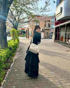 Ai Moritaka Instagram - 🖤🤍 #森高のお洋服

バッグはTikTokでコラボさせて貰った #ロウェルシングス さんの推し活バッグ👜だよーっ✴︎
早くバッグ持って現場に行きたい🥺💗