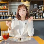 Ai Shinozaki Instagram - ・ サテライトオフィス presents 「篠崎愛、おなかすいちゃった」始まります！🥳 発見困難！予約困難！の人気グルメ店や 野球場近くのお店で爆食するという幸せな番組💓 11月20日(月)からスポーツライブ にて放送です！ みんな観てね☺️✨ #篠崎愛 #おなかすいちゃった