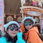 Ai Shinozaki Instagram - ・ 前回チケット売り切れで入れなかったので、 事前にしっかりチケット買ってリベンジディズニー！✨ 色々悩んで、40周年記念の 耳付き帽子&ミッキーサングラス❤️ ポップコーンバケットも40周年🫶 ベイマックスが可愛すぎて 肩に乗せて一緒に回った🥰 #ハロウィンの話 #ディズニー40周年