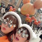 Ai Shinozaki Instagram - ・ 前回チケット売り切れで入れなかったので、 事前にしっかりチケット買ってリベンジディズニー！✨ 色々悩んで、40周年記念の 耳付き帽子&ミッキーサングラス❤️ ポップコーンバケットも40周年🫶 ベイマックスが可愛すぎて 肩に乗せて一緒に回った🥰 #ハロウィンの話 #ディズニー40周年