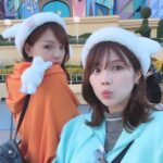 Ai Shinozaki Instagram - ・ 前回チケット売り切れで入れなかったので、 事前にしっかりチケット買ってリベンジディズニー！✨ 色々悩んで、40周年記念の 耳付き帽子&ミッキーサングラス❤️ ポップコーンバケットも40周年🫶 ベイマックスが可愛すぎて 肩に乗せて一緒に回った🥰 #ハロウィンの話 #ディズニー40周年