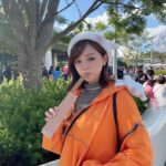 Ai Shinozaki Instagram - ・ 前回チケット売り切れで入れなかったので、 事前にしっかりチケット買ってリベンジディズニー！✨ 色々悩んで、40周年記念の 耳付き帽子&ミッキーサングラス❤️ ポップコーンバケットも40周年🫶 ベイマックスが可愛すぎて 肩に乗せて一緒に回った🥰 #ハロウィンの話 #ディズニー40周年