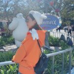 Ai Shinozaki Instagram - ・ 前回チケット売り切れで入れなかったので、 事前にしっかりチケット買ってリベンジディズニー！✨ 色々悩んで、40周年記念の 耳付き帽子&ミッキーサングラス❤️ ポップコーンバケットも40周年🫶 ベイマックスが可愛すぎて 肩に乗せて一緒に回った🥰 #ハロウィンの話 #ディズニー40周年